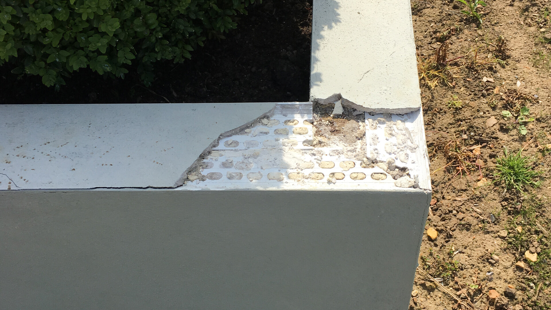 Modern rendered garden wall and planter tips er UK